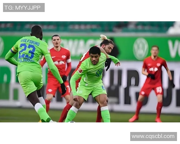狼堡与沙尔克激战正酣德甲赛场再掀精彩对决